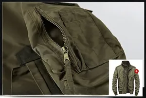 Dettaglio della tasca sulla manica della giacca militare con cerniera in bronzo