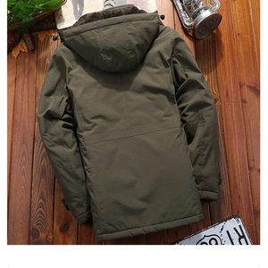 Dettaglio del parka invernale verde militare con fodera in pile e cappuccio antivento