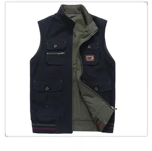 Détail de gilet extérieur marine avec poches utilitaires et doublure verte réversible