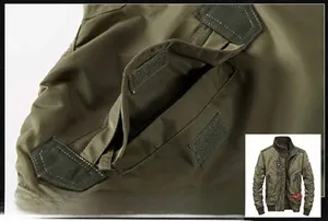 Dettaglio della tasca laterale della giacca bomber verde militare con chiusura velcro