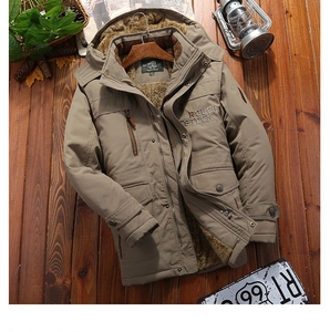 Dettagli del parka kaki con fodera in pile marrone e tasche cargo esterne resistenti