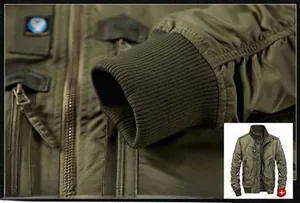 Dettaglio del bomber verde militare con polsini a costine e stemmi tattici applicati