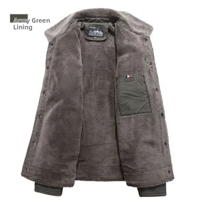 Dettaglio della giacca verde militare con spessa fodera in pile grigio e tasca interna