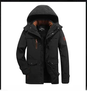 Dettaglio del parka nero con cappuccio caratterizzato da ricamo rough stock e calda fodera in pile
