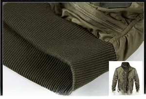 Vista macro del bordo in maglia a costine ad alta densità su una giacca bomber verde militare