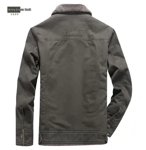 Dettaglio del retro della giacca da lavoro verde militare con colletto in pile grigio