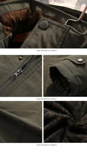 Dettaglio del parka verde oliva con colletto in sherpa e bottoni metallici rifiniti