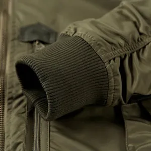Giacca bomber militare verde militare con polsini a costine e dettagli zip in metallo