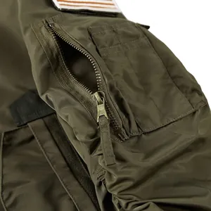 Giacca bomber verde militare in nylon con dettaglio tasca tattica con zip sulla manica