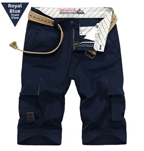 Détail d'un short cargo bleu roi avec poches utilitaires et ceinture tressée kaki