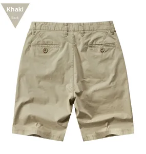 Détail du short décontracté kaki pour homme montrant les poches arrière et le sergé de coton