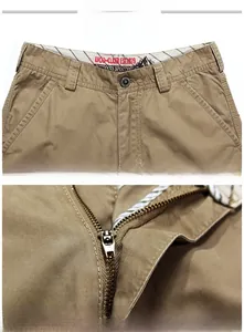 Détail du short décontracté en coton kaki avec fermeture éclair métallique et bouton taille