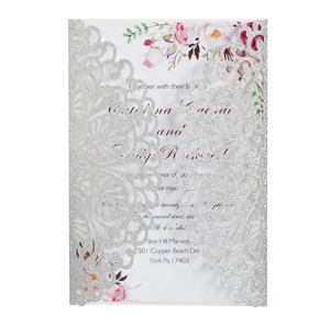 Dettaglio dell'invito di nozze glitter argento con elegante inserto floreale