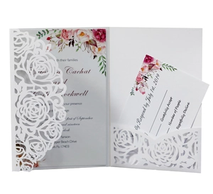 Détail de l'invitation découpée au laser avec motifs roses et cartes RSVP