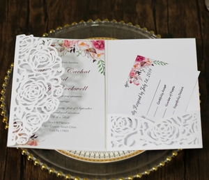 Détail macro d'invitation rose découpée au laser avec carte RSVP florale aquarelle