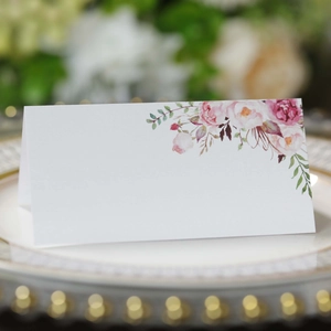 Dettaglio segnaposto matrimonio con rose ad acquerello stampate su carta bianca elegante