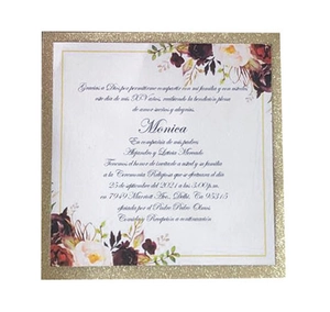 Invitation Quinceañera carrée avec paillettes dorées et motif floral de roses rouges