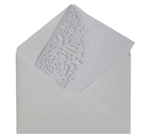 Gros plan sur l'invitation de mariage blanche découpée au laser avec motifs de roses