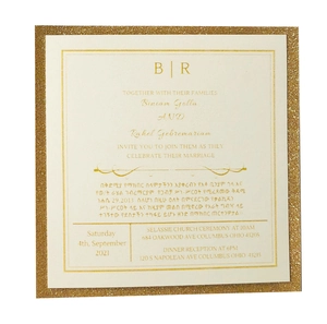 Vue détaillée d'une invitation de mariage dorée pailletée avec texte métallisé