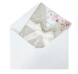 Invito matrimonio rosa dorato glitterato tagliato al laser con inserto floreale e fiocco