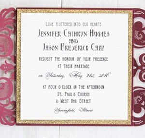 Détail d'invitation de mariage bordeaux découpée au laser avec bordure dorée scintillante