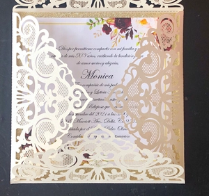 Carte d'invitation ivoire découpée au laser avec motifs floraux rouges élégants