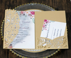 Détail de l'invitation découpée au laser avec rose et insert floral sur plateau