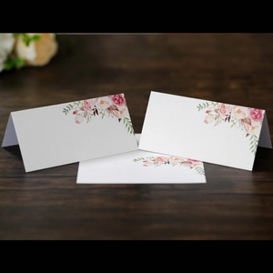 Segnaposti nuziali eleganti con fiori acquerello rosa e finitura in carta perlata