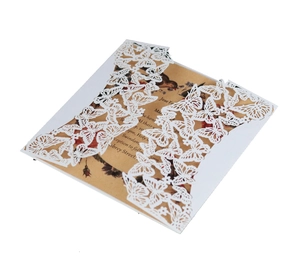 Détail de l'invitation papillon découpée au laser avec insert floral en papier kraft