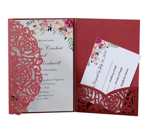Détail macro de l'invitation de mariage rose découpée au laser avec carte RSVP