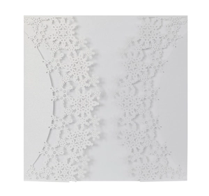 Elegante lasergeschnittene Hochzeitskarte mit Schneeflocken aus weißem Perlpapier