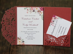 Détail macro de l'invitation de mariage rose découpée au laser avec carte RSVP