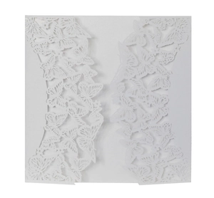 Détail de l'étui d'invitation de mariage papillon découpé au laser sur fond blanc pur