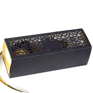 Boîte cadeau noire évidée élégante avec doublure dorée et motifs vintage ornementaux