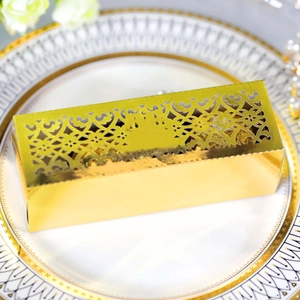 Boîte à bonbons dorée découpée au laser sur une assiette en porcelaine blanche