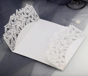 Détail du faire-part papillon découpé au laser blanc sur tulle doux avec décor élégant