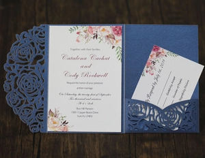 Détail du faire-part de mariage bleu marine découpé au laser avec carte RSVP florale