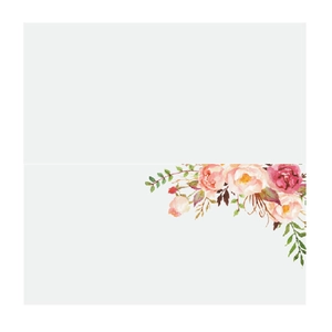 Eleganti segnaposti bianchi per matrimonio con rose rosa e design a foglie verdi