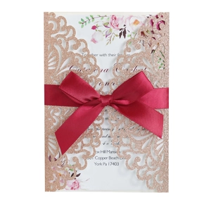 Invito di nozze tagliato al laser in oro rosa glitterato con inserto floreale e fiocco