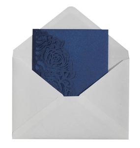 Vue macro du faire-part de mariage à paillettes bleu marine découpé au laser avec enveloppe