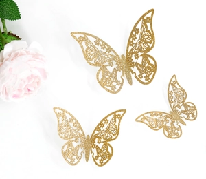 Tres tamaños de mariposas 3D doradas caladas con purpurina y detalle de rosa rosa