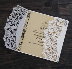 Laserschnitt Schmetterling Hochzeitseinladung mit Kraftpapier auf Holzoberfläche