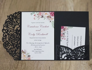 Détail de l'invitation rose découpée au laser avec carte florale et kit RSVP