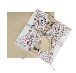 Détail macro de l'invitation papillon découpée au laser avec carte florale et enveloppe kraft
