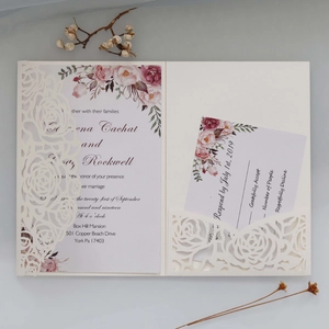 Détail de roses découpées au laser sur une invitation de mariage avec cartes à fleurs