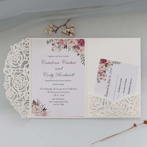 Ensemble d'invitations roses découpées au laser avec cartes à fleurs et carte RSVP
