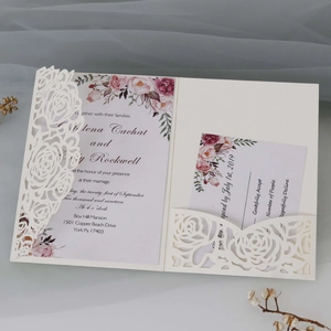 Détails d'invitation de mariage découpée au laser avec pochette florale et carte pivoine