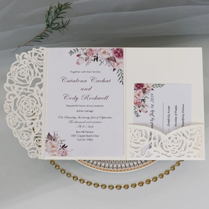 Détail de la pochette rose découpée au laser avec invitation de mariage et carte RSVP