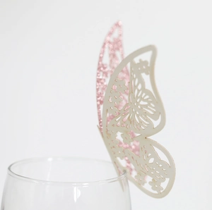 Detalle de mariposas 3D cortadas con láser en papel brillante para decoración de fiesta