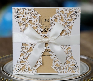Invitation de mariage papillon découpée au laser avec ruban de soie et papier kraft